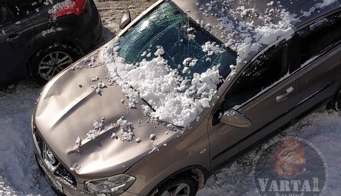 Во Львове из-за оттепели пострадали три автомобиля, фото и видео