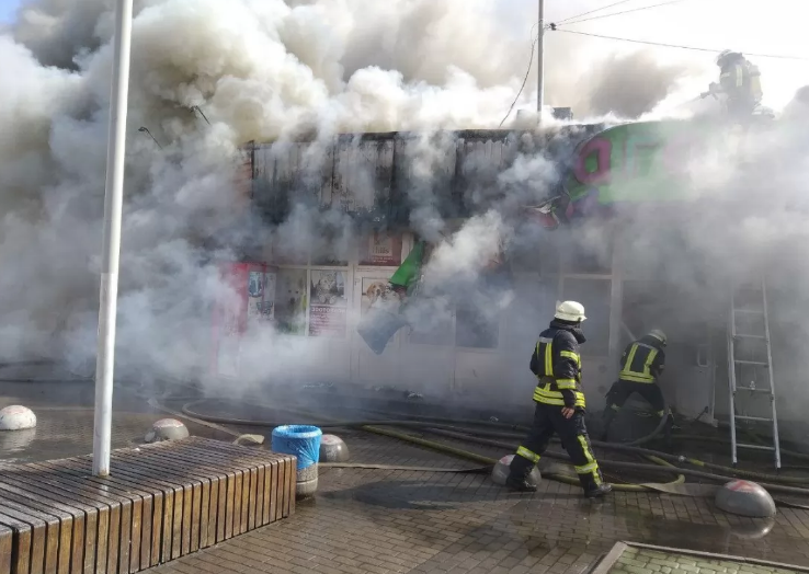 На рынке у метро Дарница в Киеве произошел масштабный пожар