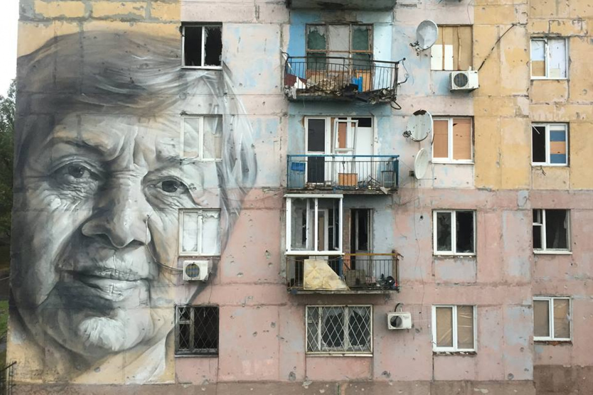Гео Лерос нарисовал портрет учительницы на разрушенном доме в Авдеевке