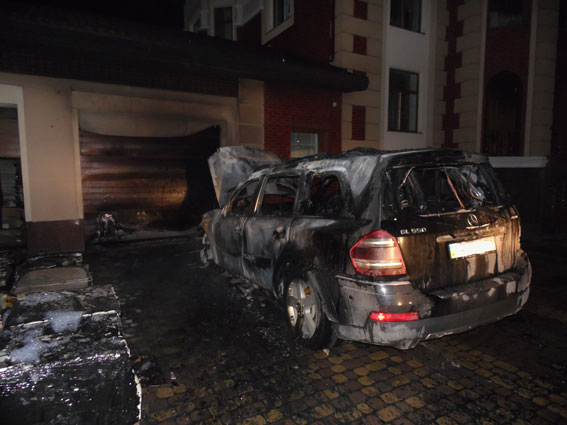 В Ровно сожгли элитное авто депутата: детали и фото