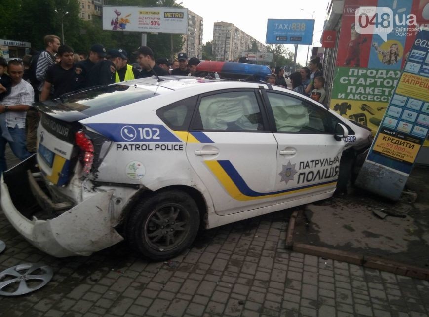 Полицейская машина совершила двойное ДТП в Одессе: есть пострадавшие