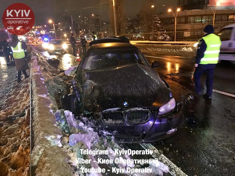 ДТП в Киеве: BMW въехала в отбойник и пролетела в воздухе, из машины выпал пассажир