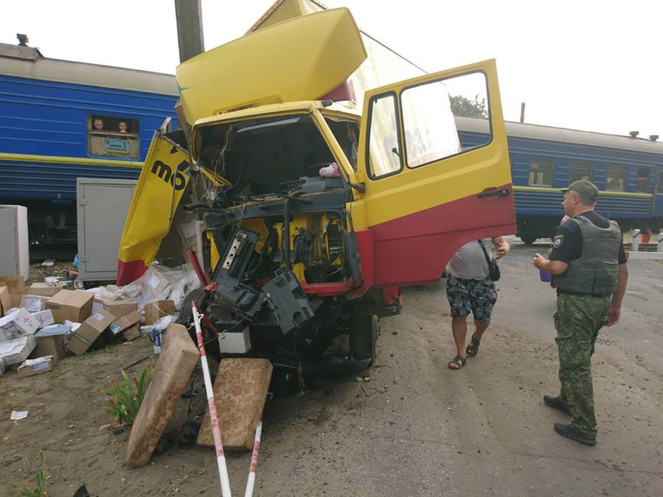 Пассажирский поезд Лисичанск-Харьков столкнулся с фурой и протащил ее несколько метров Пассажирский поезд Лисичанск-Харьков столкнулся с фурой и протащил ее несколько метров