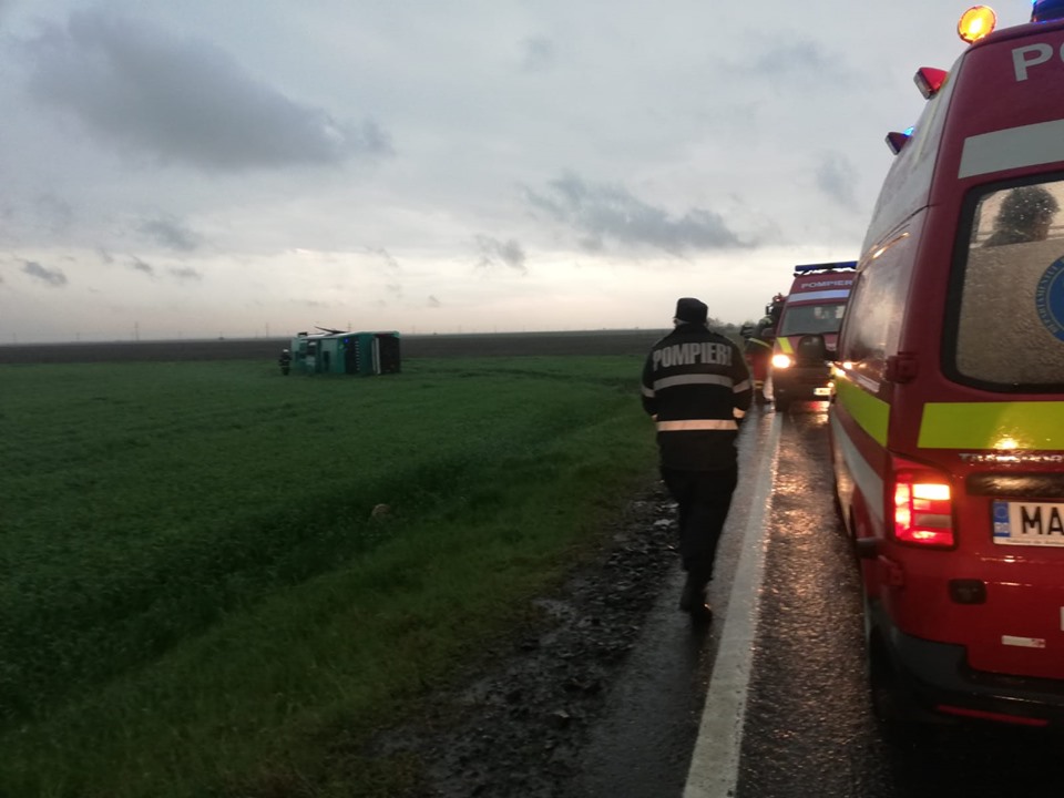 В Румынии торнадо перевернул пассажирский автобус В Румынии торнадо перевернул пассажирский автобус