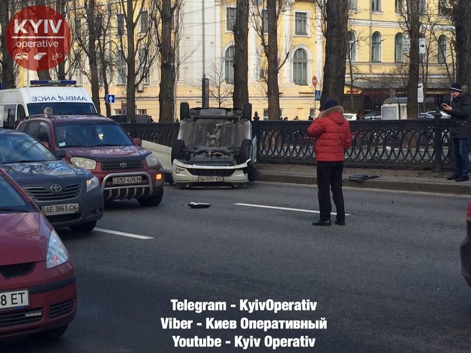 ДТП с пострадавшими на бульваре Шевченко в Киеве: авто перевернулось