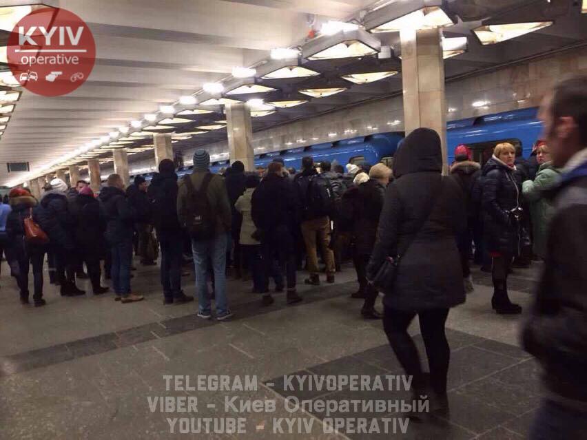 В Киеве мужчина упал под поезд метро