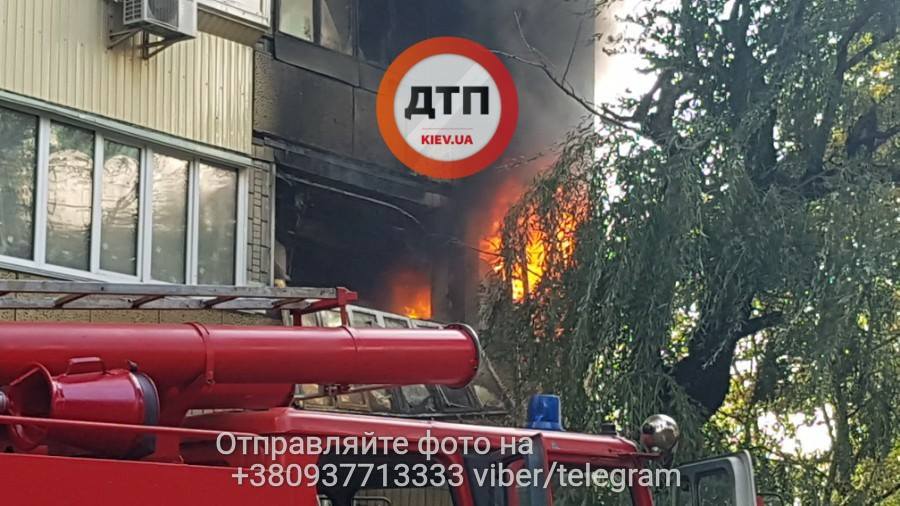 В Киеве между зданием Мининфраструктуры и больницей «Охматдет» произошел интенсивный пожар В Киеве между зданием Мининфраструктуры и больницей «Охматдет» произошел интенсивный пожар