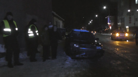 У Рівненській області поліції довелося відкрити вогонь по машині п’яного порушника
