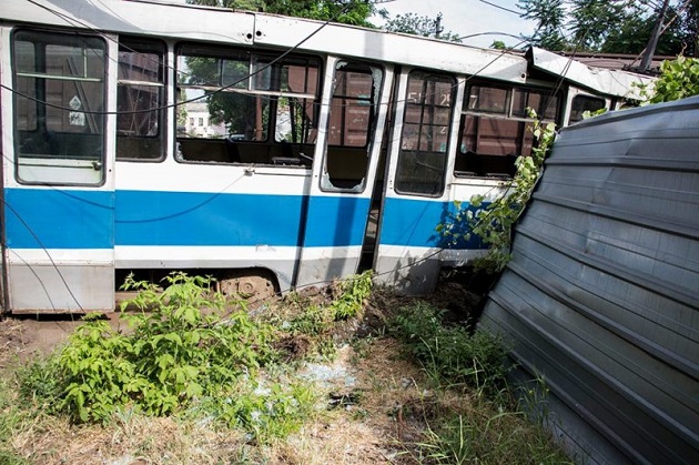 В Днипре трамвай столкнулся с поездом, умер человек