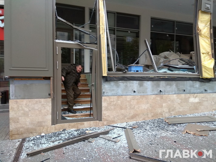 Неизвестные разгромили экскаватором магазин в центре столицы Неизвестные разгромили экскаватором магазин в центре столицы