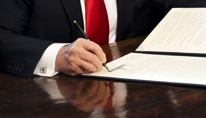 СМИ поспешили сообщить о подписании Трампом закона о новых санкциях против России