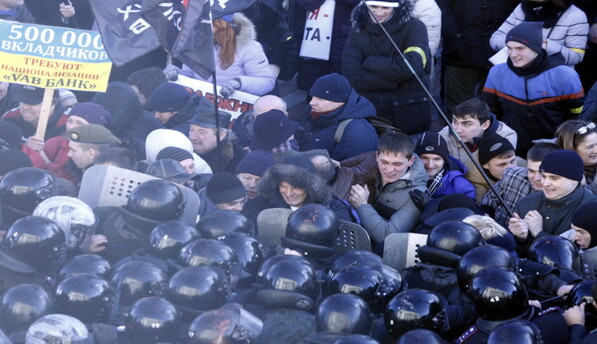 Возле Запорожской ОГА собрался митинг против сокращения соцвыплат (ФОТО)