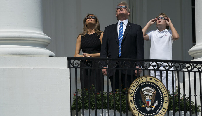 Унікальне сонячне затемнення: нові яскраві фото і відео