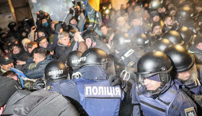 На Майдане подожгли шины и снесли палатки: эксклюзивные фото с места стычек полиции и активистов