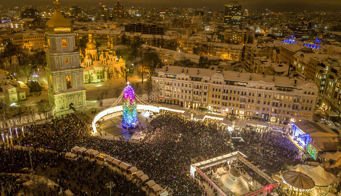 В Киеве зажгли главную елку Украины: опубликованы яркие фото с высоты птичьего полета