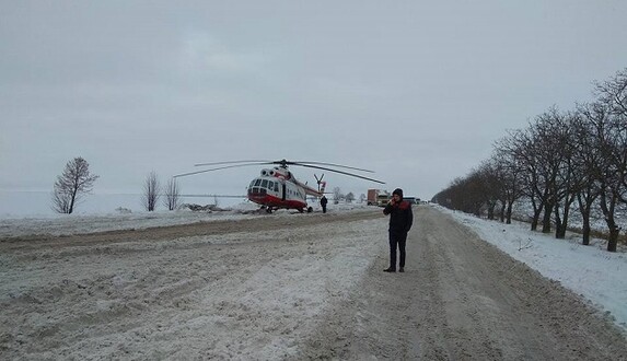 Вертолет с главой Нацполиции заблокировал движение по Одесской трассе: опубликованы фото