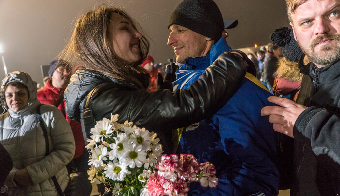 Как в Киеве со слезами встречали Героев, освобожденных из плена боевиков: яркие фото