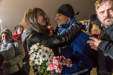 ​Як в Києві зі сльозами зустрічали Героїв, звільнених з полону бойовиків: яскраві фото