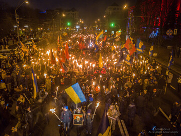 Центр Києва "запалав" в день народження Бандери: яскраві фото з повітря