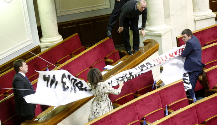 ​В Раде произошла потасовка с участием депутатов «Оппозиционного блока» (фото)