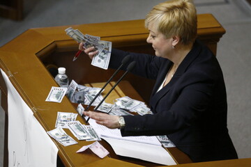​НБУ понизил курс гривны до 15,79 грн/$
