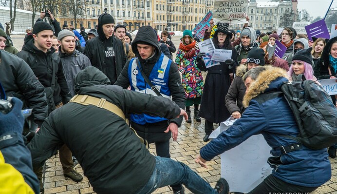 Марш за права женщин и нападение националистов: эксклюзивные фото из центра Киева