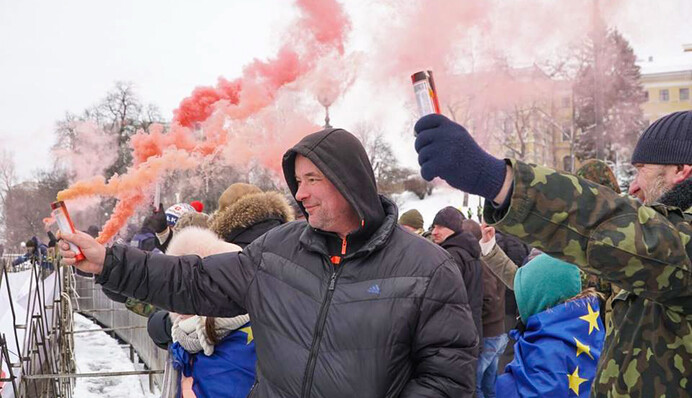 Як у центрі Києва палили фаєри і вимагали імпічменту Порошенка: яскраві фото