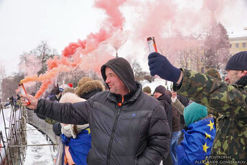 Як у центрі Києва палили фаєри і вимагали імпічменту Порошенка: яскраві фото