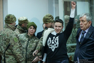 Савченко перед арестом улыбалась и зевала: эксклюзивные фото из суда