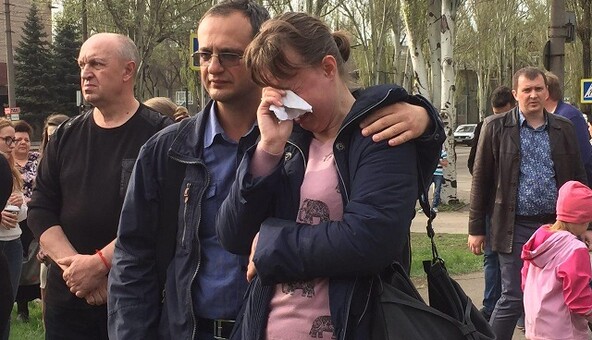 Люди несуть квіти до місця страшної ДТП у Кривому Розі: опубліковані фото і відео