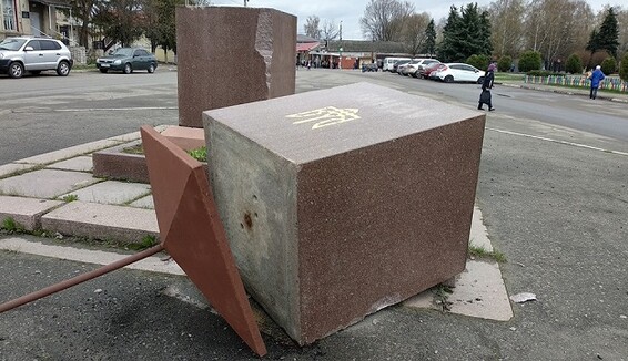 Наруга над прапором України під Харковом: з'явилися свіжі фото