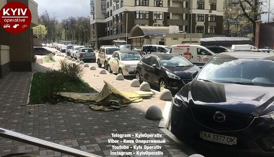 В Киеве из-за сильного ветра произошло второе за день опасное ЧП: опубликованы фото