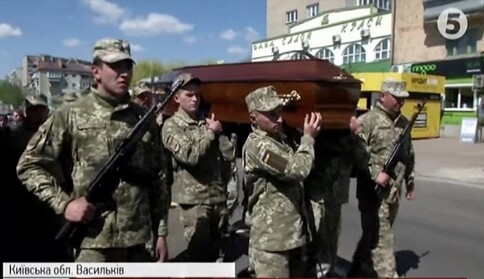 Під Києвом попрощалися з волонтером, якого розстріляли бойовики ЛНР: опубліковано фото і відео