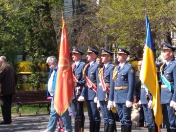 У Києві на святі військового училища помітили прапор СРСР: мережу обурило фото