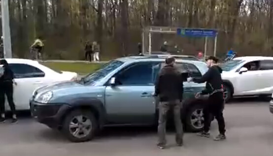 В Харькове водитель проучил наглого автолюбителя из России: опубликовано видео