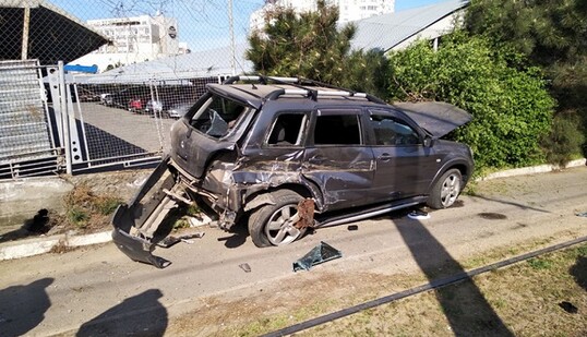 В Одесі позашляховик протаранив трамвай: опубліковано фото