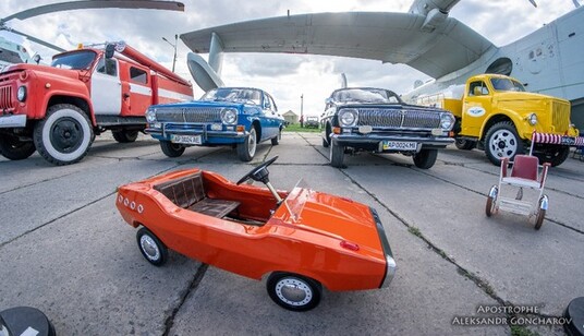 Самолеты, вертолеты и авто: опубликованы яркие фото фестиваля ретро-техники в Киеве