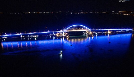 Окупанти похвалилися нічним видом путінського моста в Крим: опубліковані фото і відео