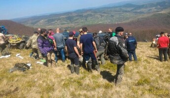 У Карпатах позашляховик злетів з гори: опубліковано фото і відео