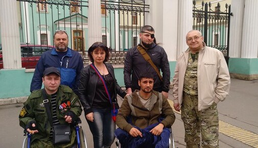 Пірати Карибського моря: соцмережі повеселило фото з бойовиками відомої сепаратистки з України