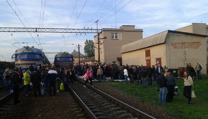 Во Львове пассажиры устроили скандал и блокировали движение поездов: опубликованы фото и видео