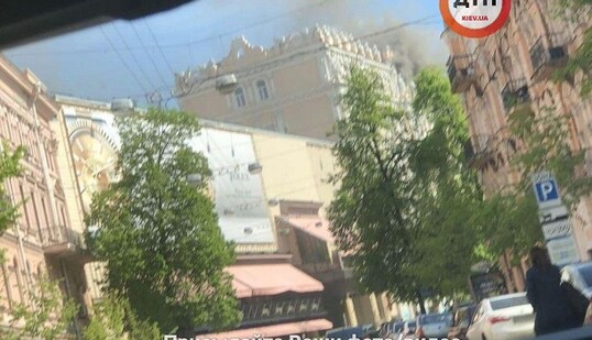 В центре Киева вспыхнул крупный пожар в жилом доме: первые фото и видео с места ЧП