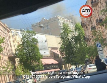 У центрі Києва спалахнула велика пожежа в житловому будинку: перші фото і відео з місця НП