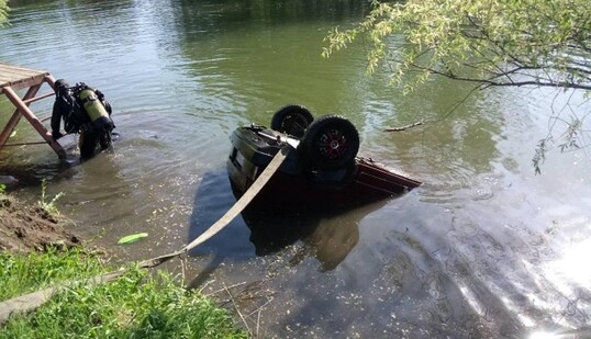 Під Запоріжжям автомобіль влетів в озеро, загинула жінка: опубліковано фото і відео