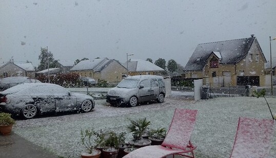 В останній день квітня Францію раптово засипало снігом: опубліковано вражаючі фото та відео