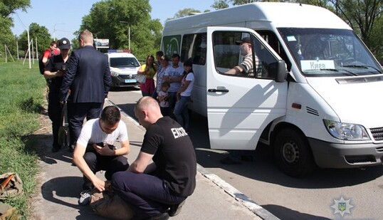Под Черниговом пассажир автобуса взял в заложники водителя и угрожал устроить взрыв: опубликованы фото