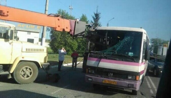 У Чернівцях відбулася небезпечна НП з маршруткою: опубліковано фото і відео