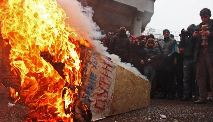 Возле консульств РФ в Одессе и Харькове почтили память погибших в Мариуполе (фото)