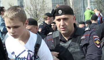 "Гвинтили" навіть дітей: опубліковані нові фото і відео жорстких затримань і побиття в Росії противників Путіна