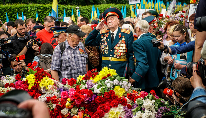Бійки, затримання і ряджені "ветерани": яскраві фото "Безсмертного полку" 9 травня в Києві